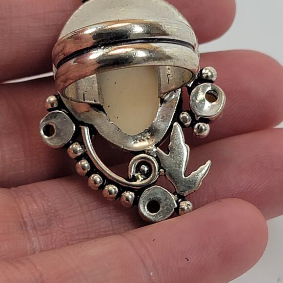 Vintage Carved Face Ring with Peridot Accents, Silver Jewelry - Picture 4 of 10